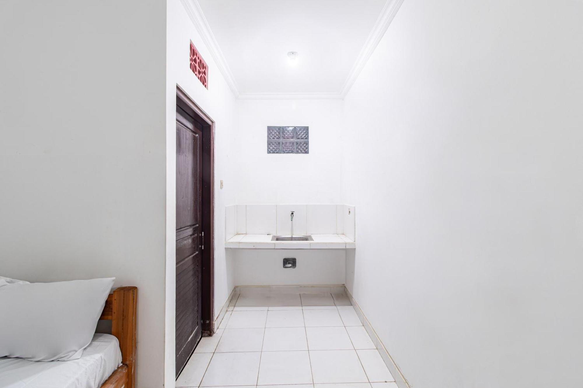 Oyo Life 93504 Kost Krisna Hotel Temukus Luaran gambar