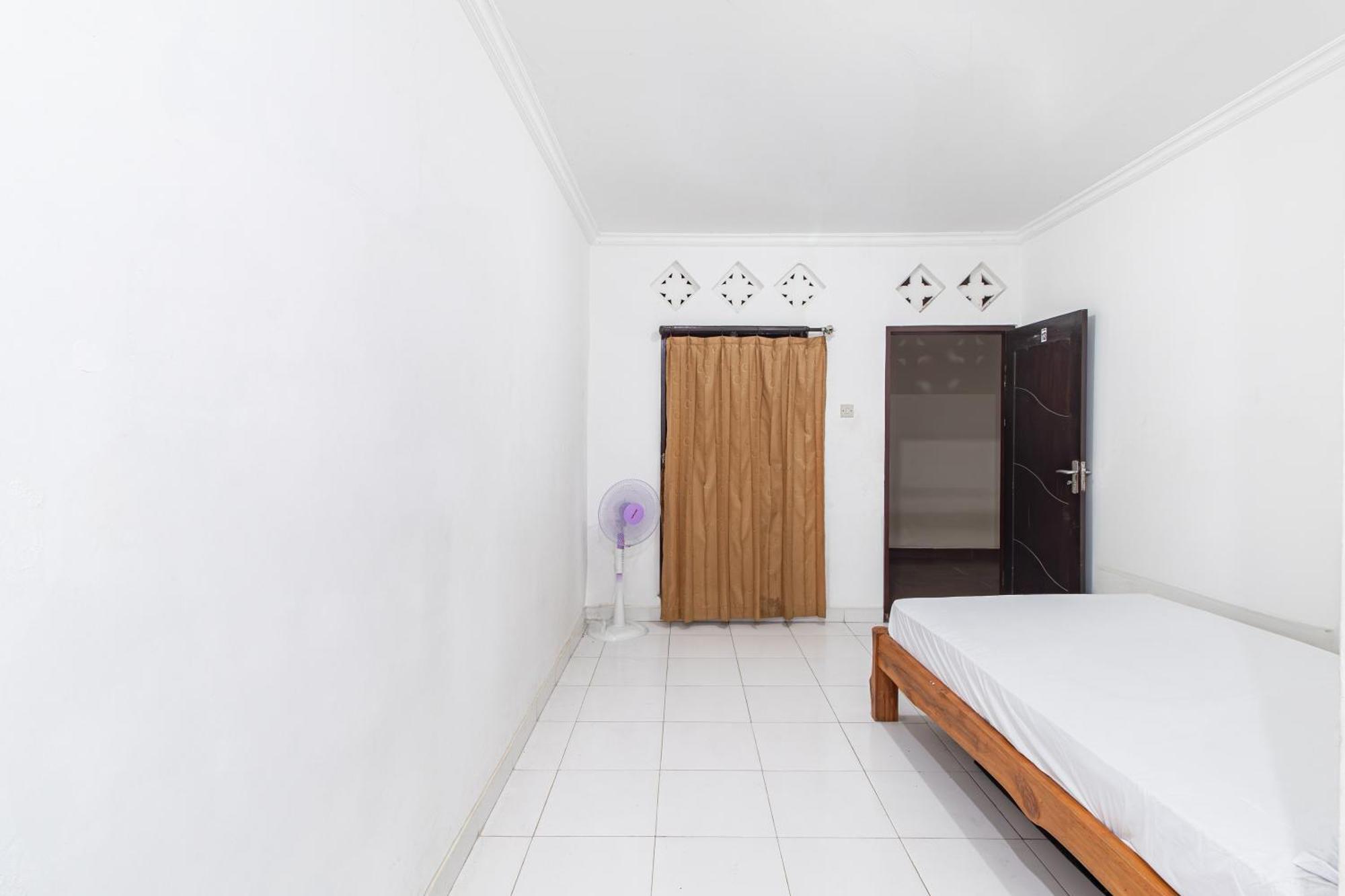 Oyo Life 93504 Kost Krisna Hotel Temukus Luaran gambar