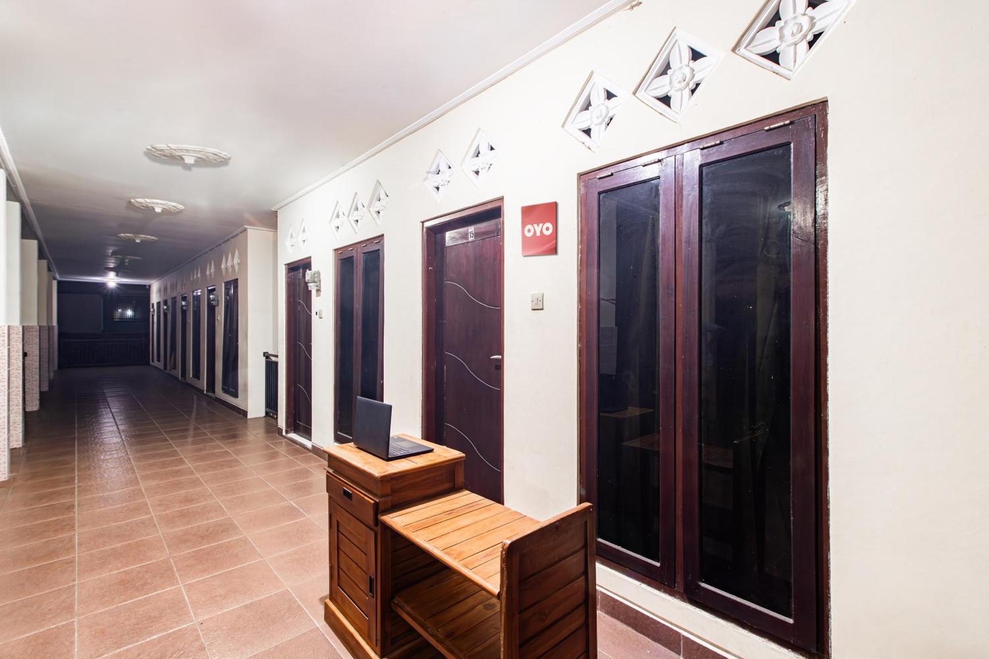 Oyo Life 93504 Kost Krisna Hotel Temukus Luaran gambar